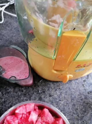 西瓜牛奶布丁的做法步骤：2