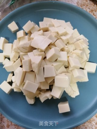 香菜皮蛋拌嫩豆腐的做法步骤：2
