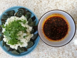 香菜皮蛋拌嫩豆腐的做法步骤：5