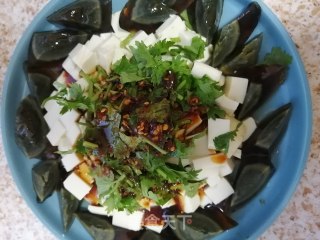 香菜皮蛋拌嫩豆腐的做法步骤：6