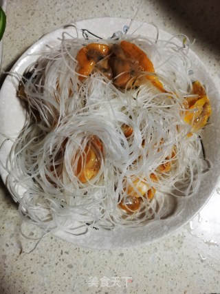 蒜蓉粉丝蒸扇贝的做法步骤：1