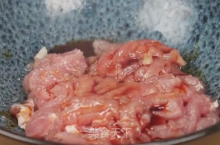 青椒肉丝的做法步骤：1