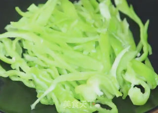 青椒肉丝的做法步骤：2