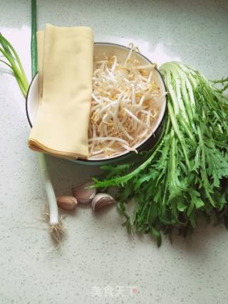 干豆腐豆芽拌苦菊的做法步骤：1