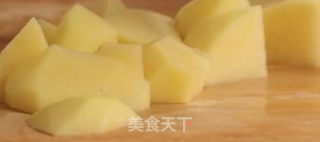 茄子炖土豆的做法步骤：1