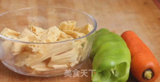 青椒炒腐竹的做法步骤：1