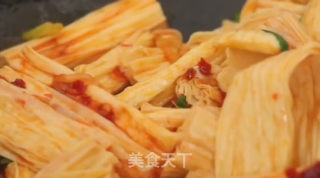 青椒炒腐竹的做法步骤：4