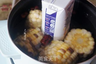 减脂餐煮嫩玉米的做法步骤：3