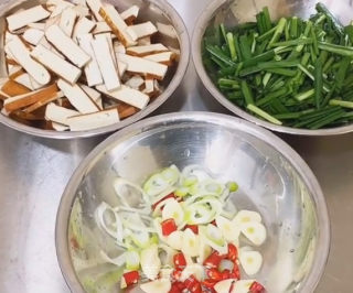 韭菜炒豆干的做法步骤：1