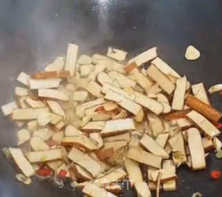 韭菜炒豆干的做法步骤：3