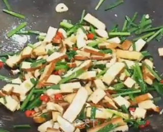 韭菜炒豆干的做法步骤：4