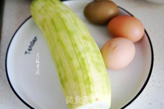 西葫芦炒鸡蛋的做法步骤：1
