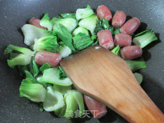 肉枣肠炒青菜的做法步骤：3