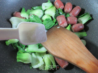 肉枣肠炒青菜的做法步骤：5