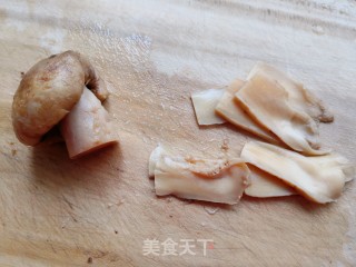 松茸炒肉的做法步骤：1