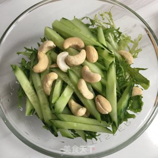 腰果黄瓜拌苦苣沙拉的做法步骤：3