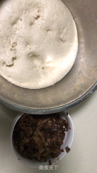 平底锅美食之干菜肉饼的做法步骤：1