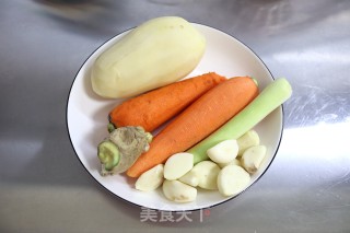 牛颈骨炖土豆胡萝卜的做法步骤：2