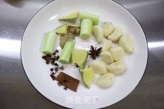 牛颈骨炖土豆胡萝卜的做法步骤：3