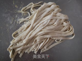 西红柿鸡蛋手擀凉面的做法步骤：3
