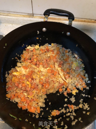 胡萝卜丁蛋炒饭的做法步骤：4