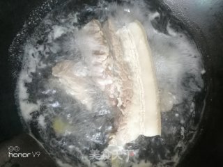 麻辣回锅肉的做法步骤：1