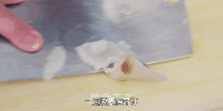 一学就会的肉皮冻，Q弹爽滑入口即化，也能立马去摆摊了的做法步骤：2
