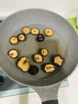 香菇虾滑的做法步骤：1