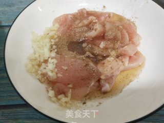 蒜香蜂蜜味煎鸡胸的做法步骤：3