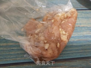 蒜香蜂蜜味煎鸡胸的做法步骤：4