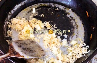 原创【????仙草味道????私房菜????】????女儿????的????味道????胡萝卜????虾皮????????拌面????的做法步骤：4