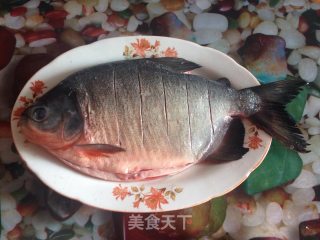 清蒸红鲳鱼的做法步骤：1