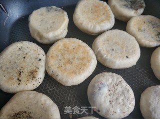 红豆饼 芝麻饼 花生饼的做法步骤：2
