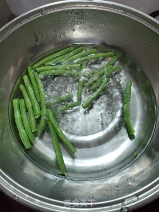 豆角鸡丝炒车仔面的做法步骤：2