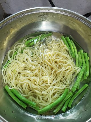豆角鸡丝炒车仔面的做法步骤：3