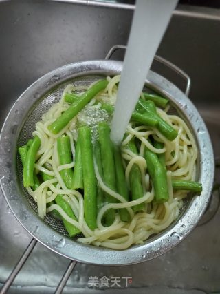 豆角鸡丝炒车仔面的做法步骤：4