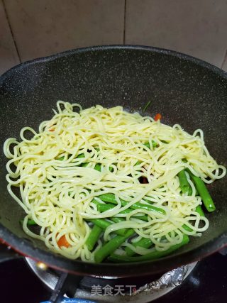 豆角鸡丝炒车仔面的做法步骤：6