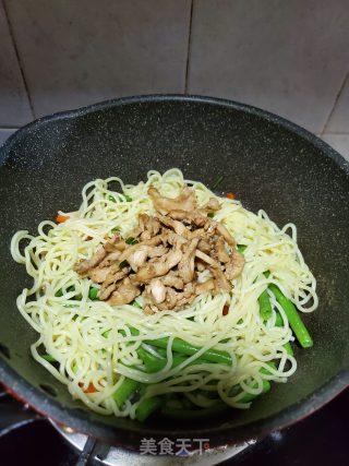 豆角鸡丝炒车仔面的做法步骤：7