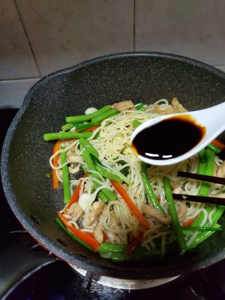 豆角鸡丝炒车仔面的做法步骤：8