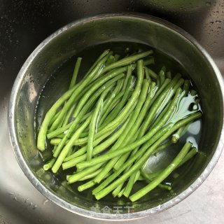 手撕豆角的做法步骤：1