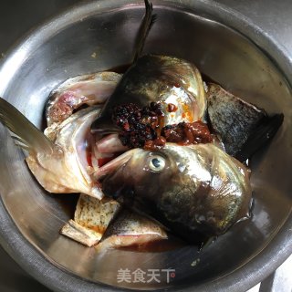 砂锅鱼头的做法步骤：1