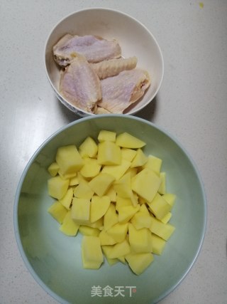 简单甜糯的土豆炖鸡翅的做法步骤：1
