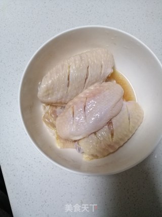 简单甜糯的土豆炖鸡翅的做法步骤：2