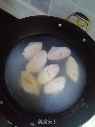 简单甜糯的土豆炖鸡翅的做法步骤：3