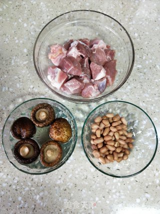 肘肉炖香菇花生的做法步骤：1