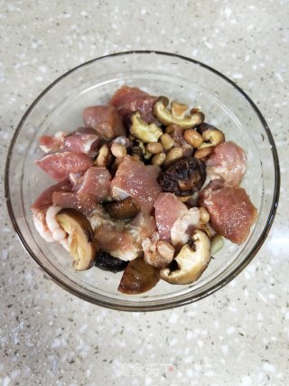 肘肉炖香菇花生的做法步骤：2