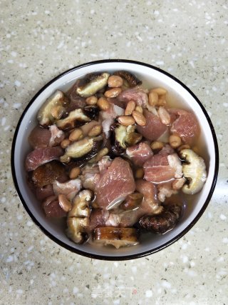肘肉炖香菇花生的做法步骤：3