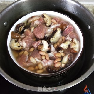 肘肉炖香菇花生的做法步骤：4
