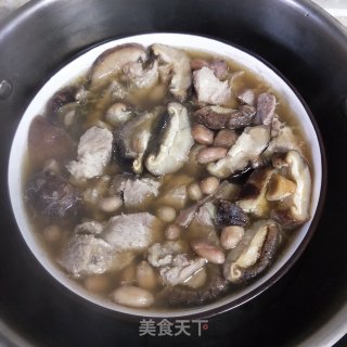 肘肉炖香菇花生的做法步骤：5