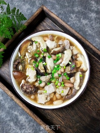 肘肉炖香菇花生的做法步骤：6